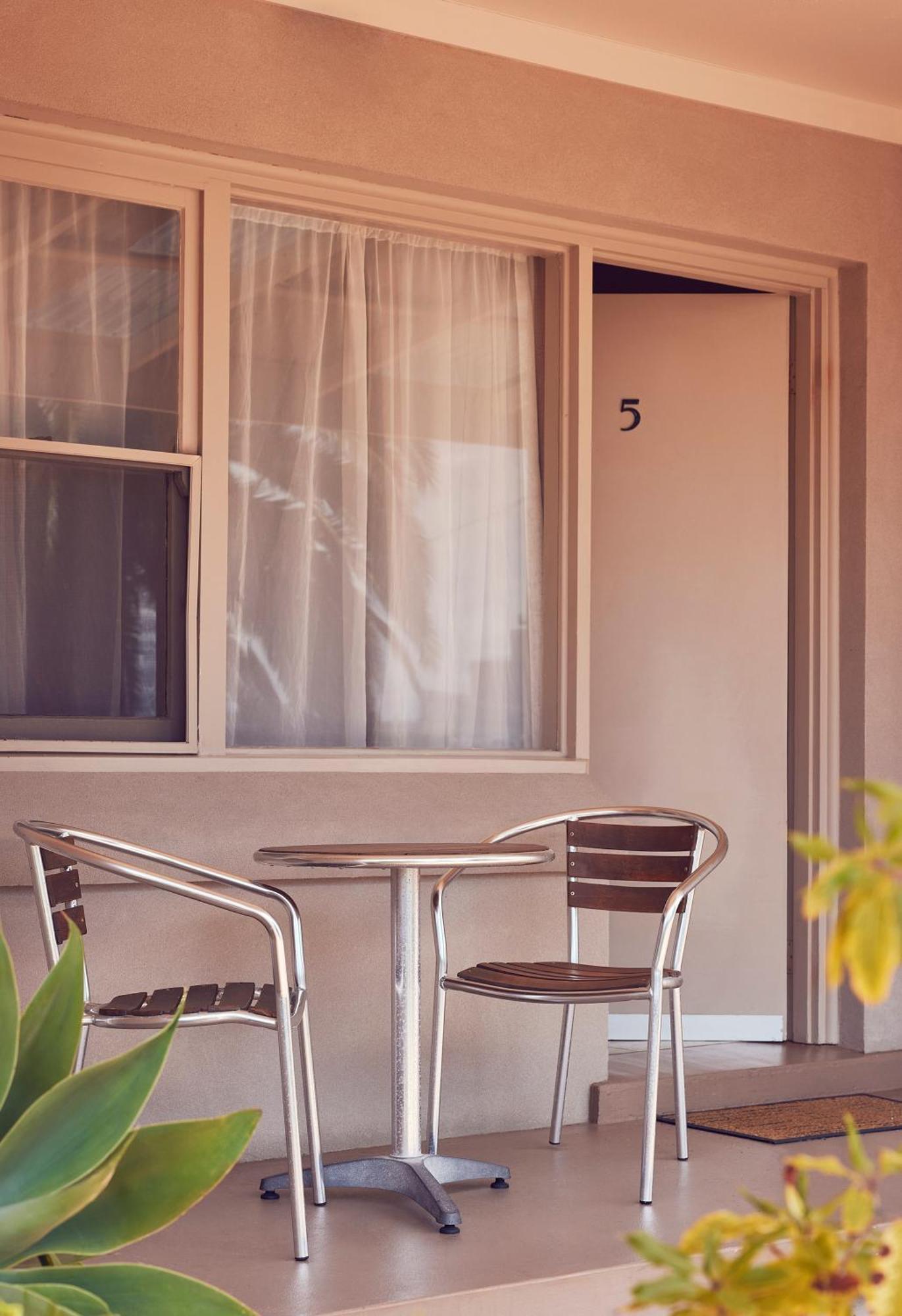 Holiday Lodge Motor Inn Нарума Екстериор снимка