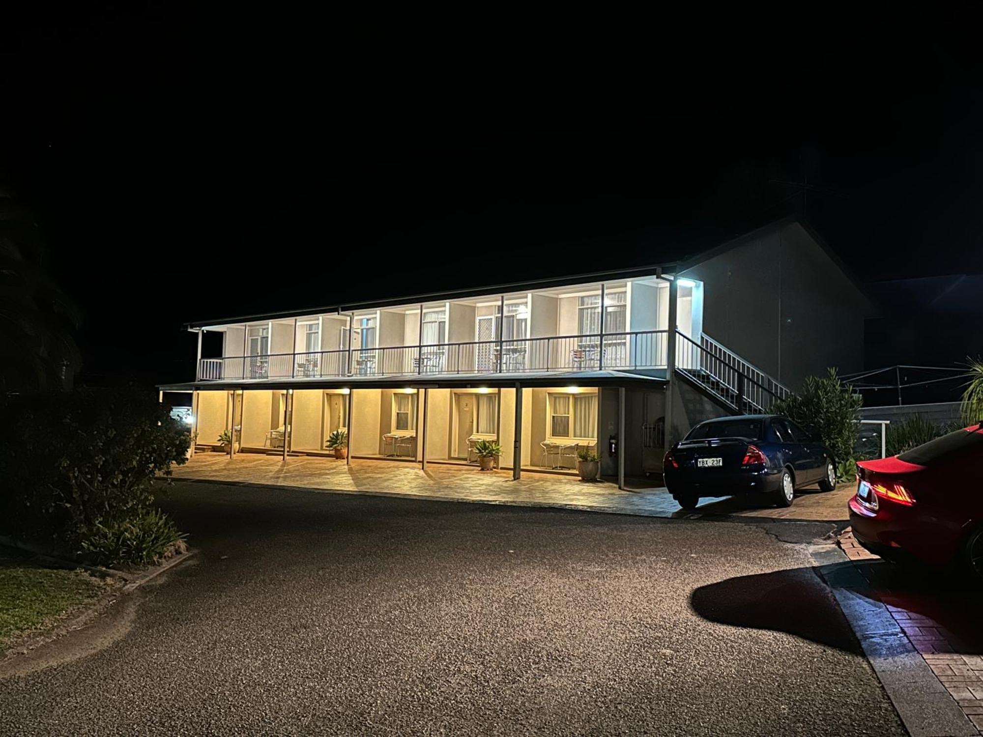 Holiday Lodge Motor Inn Нарума Екстериор снимка